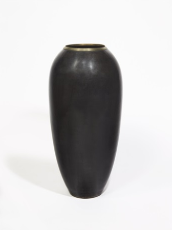 Vase noir en dinanderie